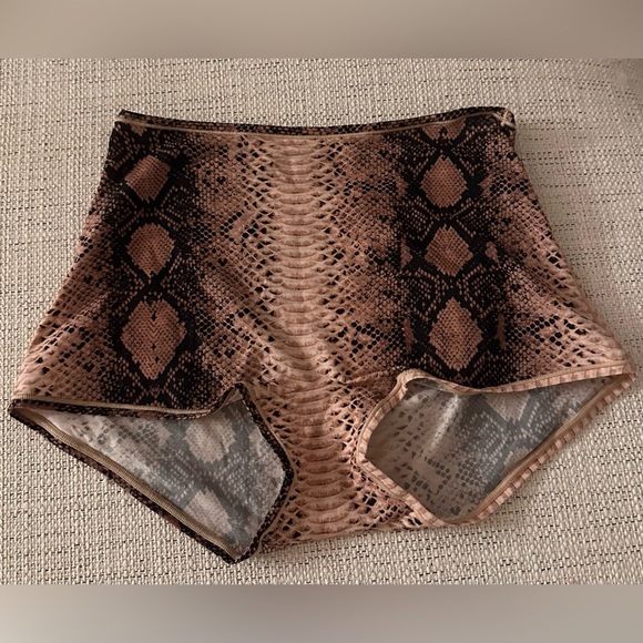 SKIMS Fits Everybody Boyshort in Clay Snakeskin size Medium - Picture 2 of 7